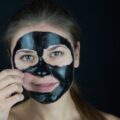 Czarna maska jak stosować, by poprawić kondycję skóry?