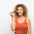 Jak nakładać bronzer w sztyfcie aby uzyskać naturalny efekt?