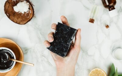 Jak nakładać czarne mydło Nacomi na twarz i ciało?