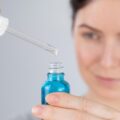 Serum z kwasem hialuronowym jak stosować, by cieszyć się gładką skórą?