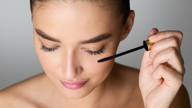 Jaki olejek do rzęs wybrać, aby poprawić ich kondycję?