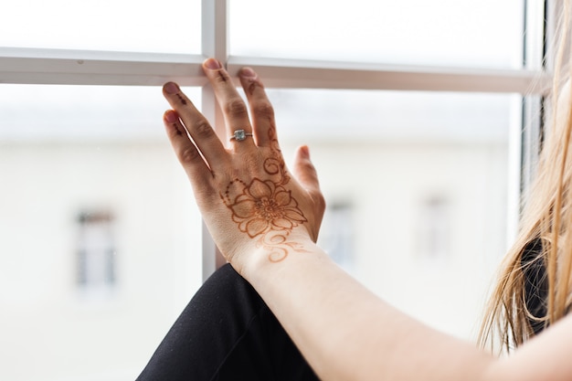 Najpierw henna czy laminacja – co wybrać podczas stylizacji brwi?