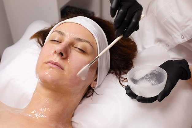 Peeling enzymatyczny co robi i kiedy warto go stosować?