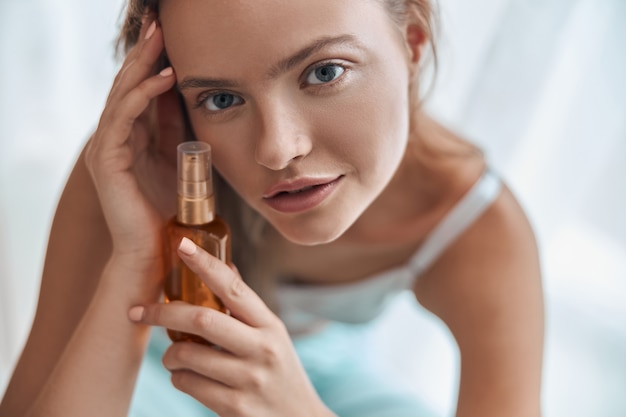 Po co stosować serum do twarzy?