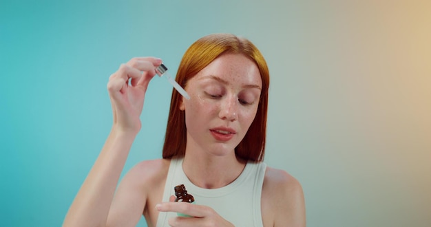 Serum na mokrą czy suchą skórę – jak prawidłowo je nakładać?