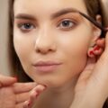 Jak układać brwi po laminacji, by zachowały naturalny wygląd?