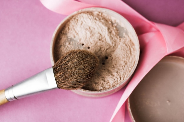 Najpierw puder czy róż? Jak prawidłowo wykonać makijaż twarzy