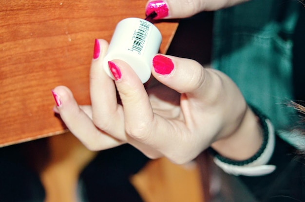 Samodzielne nakładanie żelu na paznokcie w domowym zaciszu