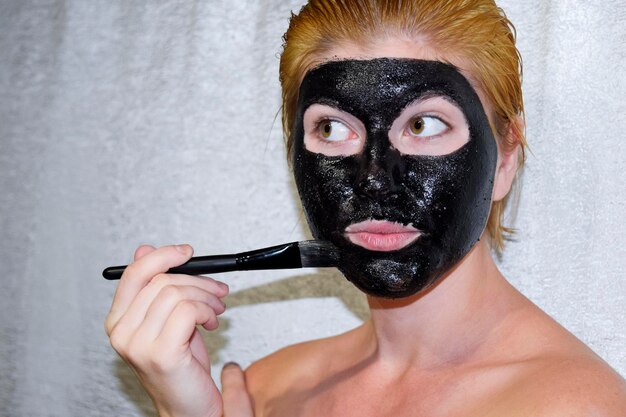 Czy czarna maska działa na zaskórniki?