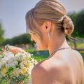 Jak elegancko ułożyć krótkie włosy na wesele?