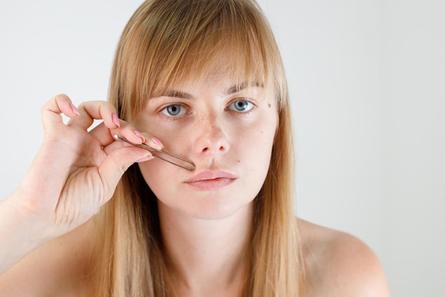 Jak usunąć zaskórniki zamknięte bez podrażniania skóry?