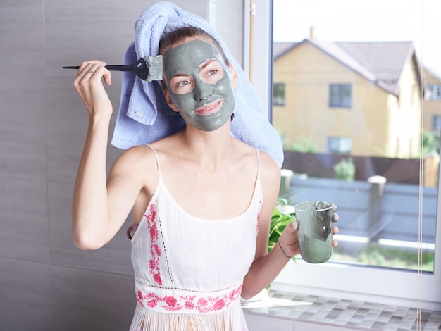 Jak zrobić domową maseczkę nawilżającą i zadbać o cerę na co dzień?