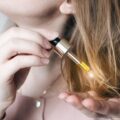 Jakie oleje przyciemniają włosy i kiedy warto po nie sięgnąć?