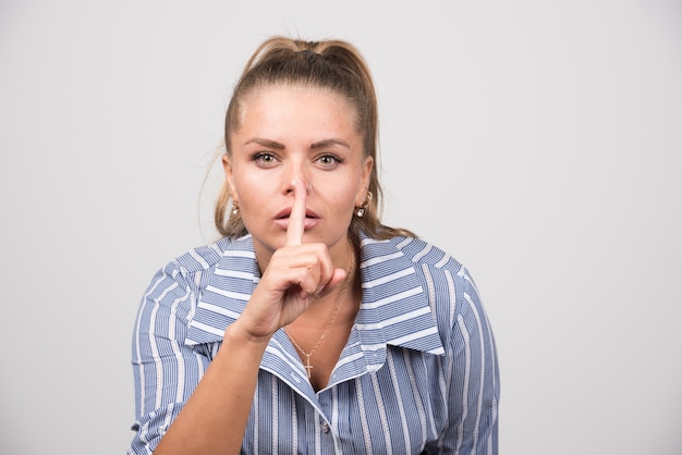 Od czego są wągry na nosie i jak im zapobiegać?