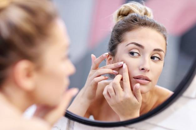 Jak pozbyć się białych zaskórników bez naruszania skóry?