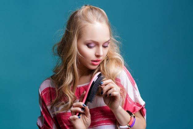 Modne fryzury dla dziewczynek – jak uczesać córkę z klasą?